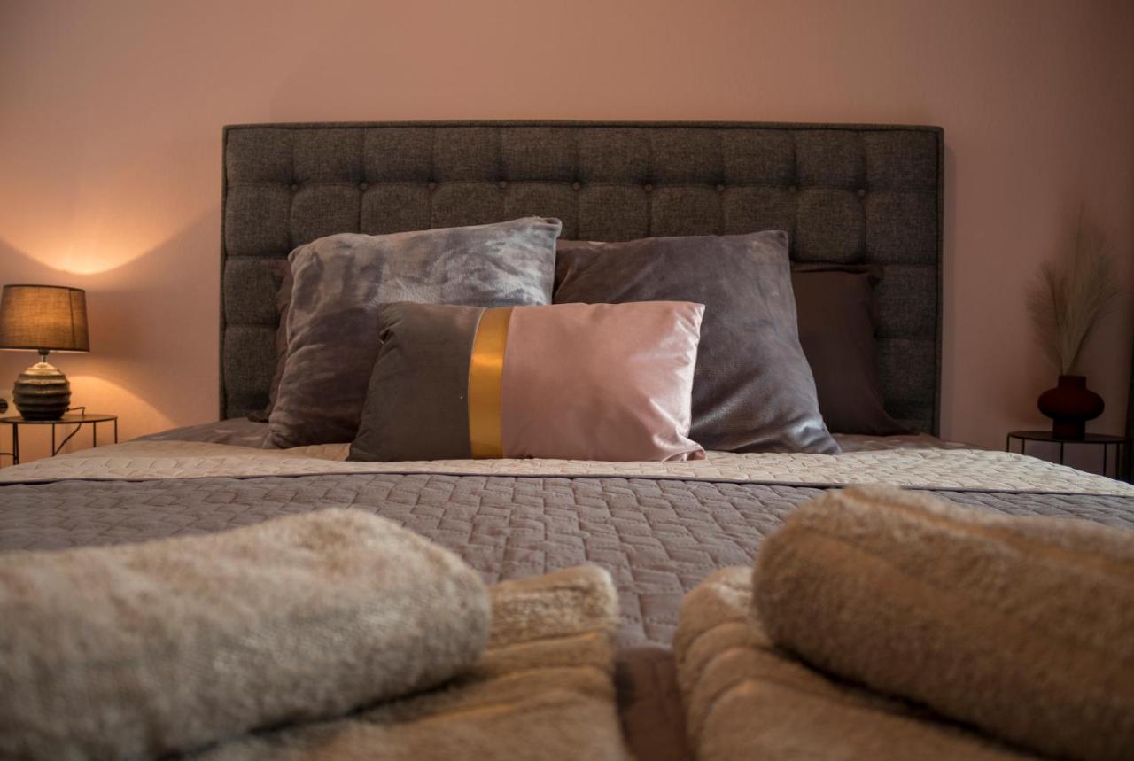 Silene Luxury Apartment เนอาเปรามอส ภายนอก รูปภาพ